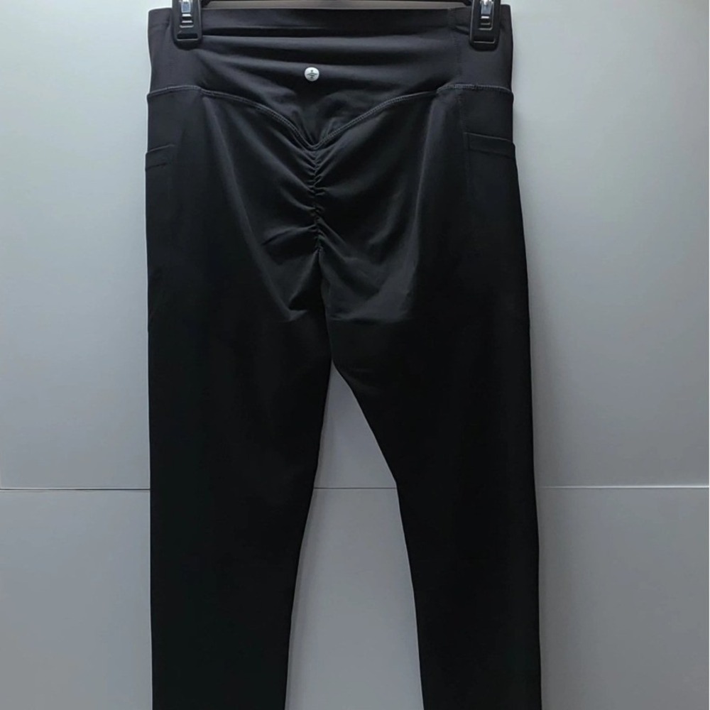 HALARA Black Ultrasculpt Scrunch Butt Medium High Waisted‎ 7/8 Length Seamless